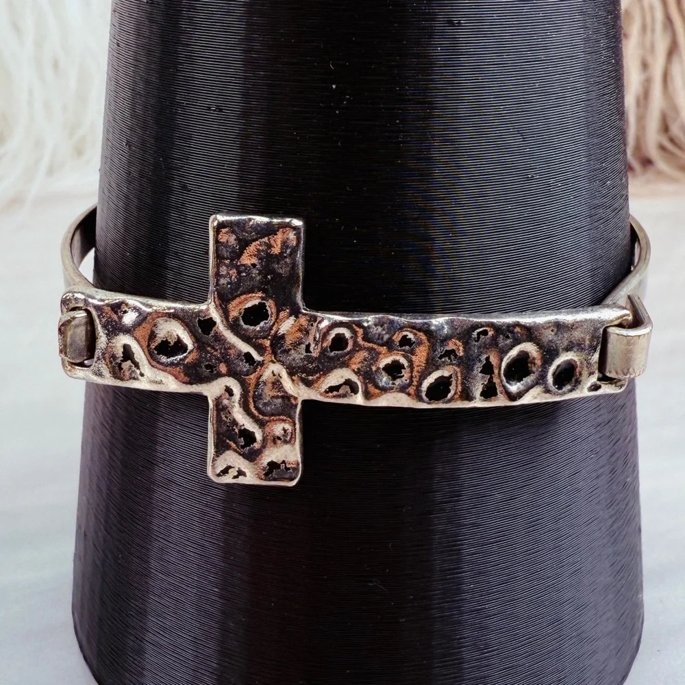 Vintage aged, Silvertone hammered cross bangle bracelet